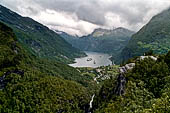 Norvegia, la regione dei fiordi, Il fiordo di Geiranger nei pressi del Flydalsnakken. I bianchi battelli da crociera all ombra del fiordo sembrano giocattoli in questo grandioso paesaggio 